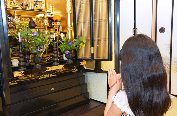仏壇・仏具展示、線香販売